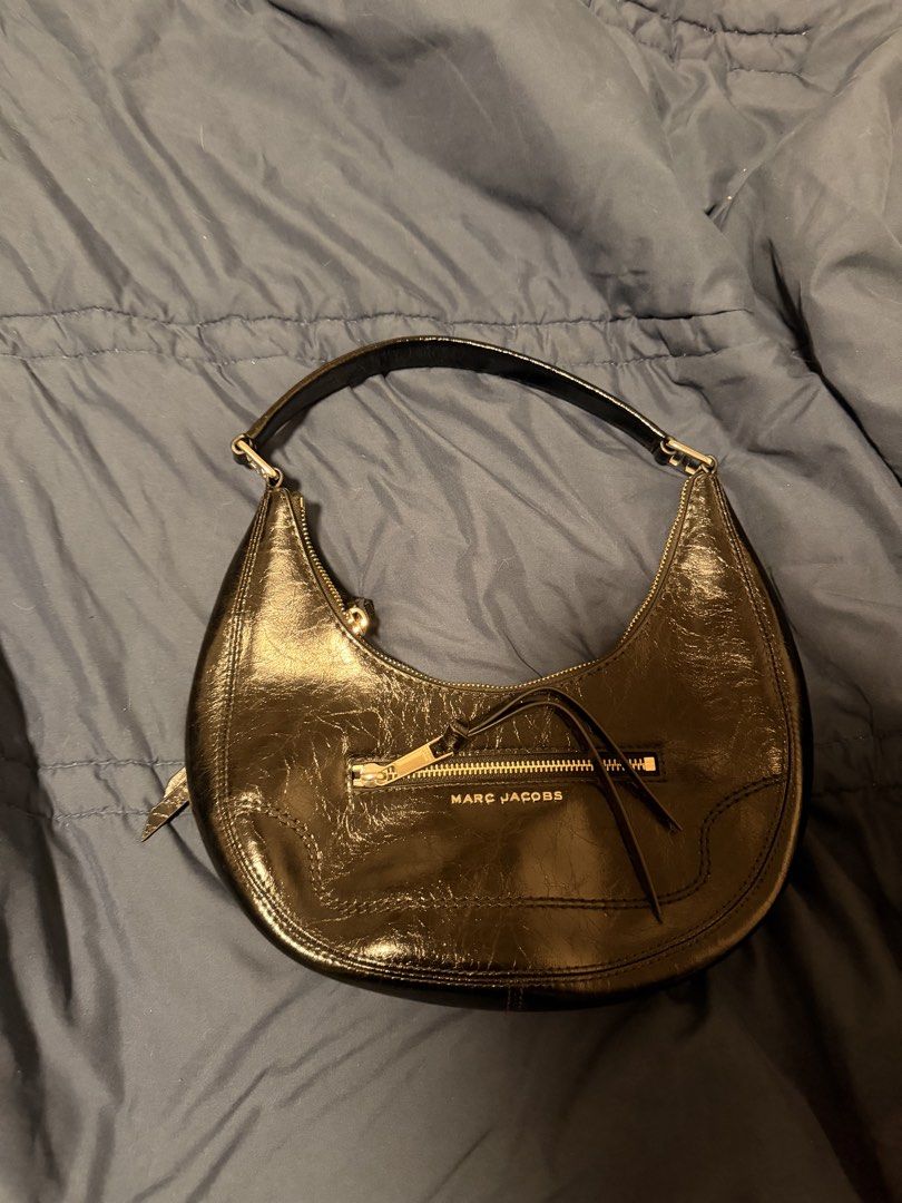 Marc Jacobs Small Black Crinkle Cruiser Crescent Bag (Category: Luxury Bags & Wallets) located in Cebu City. Submitted by ttaglucop (Listing ID 1461163941, Image 2). Description: Bought in Paris!! Rfs: too many bags!! letting go. not using anymore .