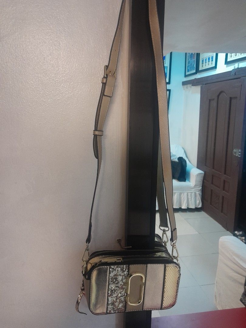 Marc Jacobs Snapshot Camera Bag Gold Sequins Snake (Category: Luxury Bags & Wallets) located in Manila. Submitted by glengpascu18784 (Listing ID 1461266808, Image 2). Description: - Gold Marc Jacobs Snapshot bag - Features shimmering sequins and chic snake print panels - Iconic double J logo detail - Includes a versatile crossbody strap - Ideal for both everyday wear and glamorous nights out - Surprisingly spacious interior for your essentials.