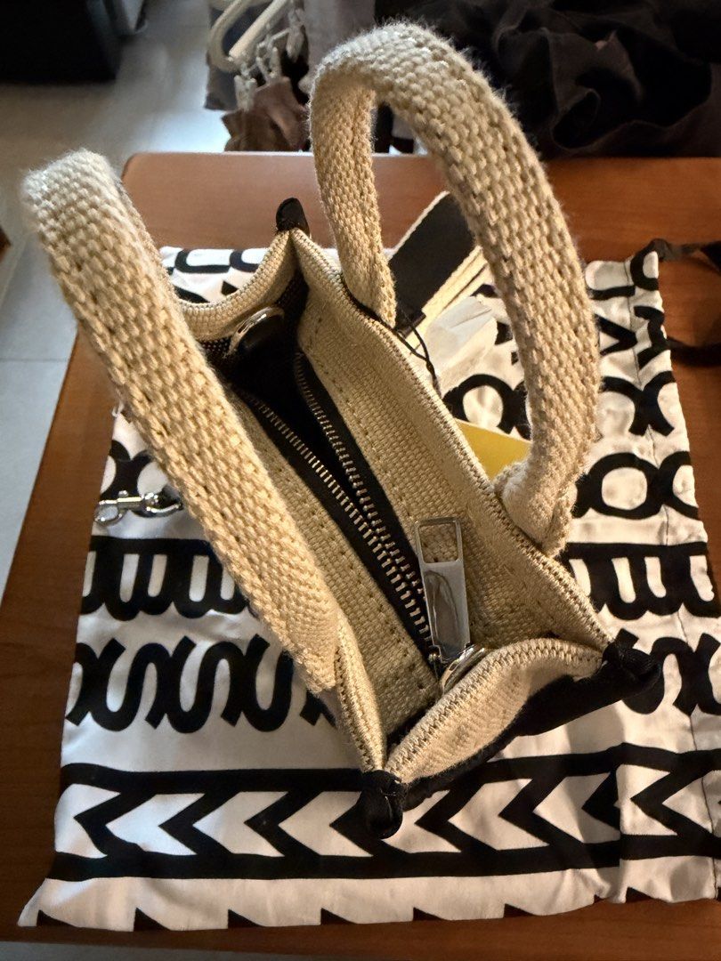 Marc Jacobs The Tote Bag Canvas Beige (mini size) （分類：手袋及銀包）位於 Hong Kong。 由 ugarub 提交（商品編號 1461226539，圖片 3）。簡介： Brand new Marc Jacobs The Tote Bag. Beige canvas material. Comes with original dust bag and strap. Zipper closure. Is a mini one, can fit for wallet and mobile phone. Great for everyday use. Check photos for details.。