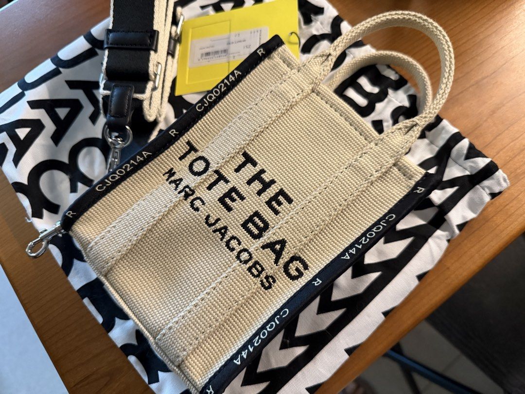 Marc Jacobs The Tote Bag Canvas Beige (mini size) （分類：手袋及銀包）位於 Hong Kong。 由 ugarub 提交（商品編號 1461226539，圖片 2）。簡介： Brand new Marc Jacobs The Tote Bag. Beige canvas material. Comes with original dust bag and strap. Zipper closure. Is a mini one, can fit for wallet and mobile phone. Great for everyday use. Check photos for details.。