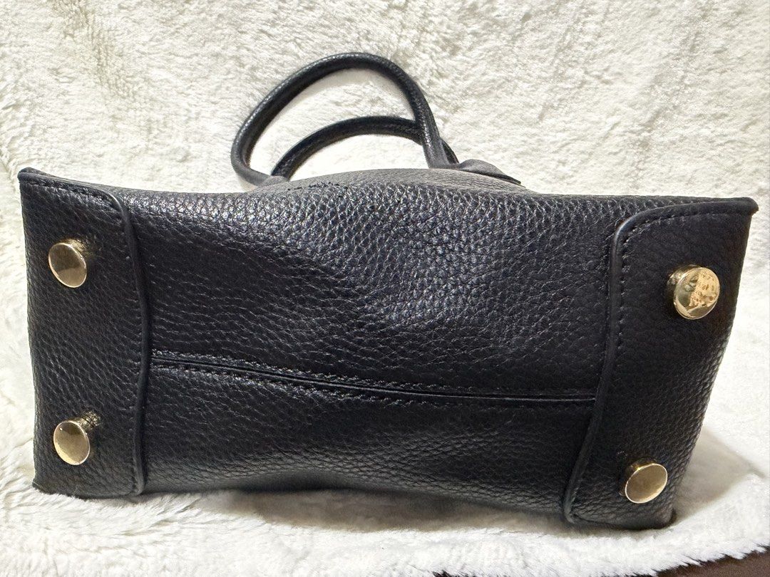 Michael Kors Black Leather Tote Bag (Category: Luxury Bags & Wallets) located in Caloocan City. Submitted by princessthriftbags (Listing ID 1461310935, Image 3). Description: - Michael Kors black pebbled leather tote With sling ACTUAL PIC POSTED -PRELOVED SO PLS MANAGE YOUR EXPECTATION - Gold hardware details - Zipper closure - Interior zip pocket - Four metal feet on the bottom - Comfortable handle length - Ideal for everyday use Authentic.