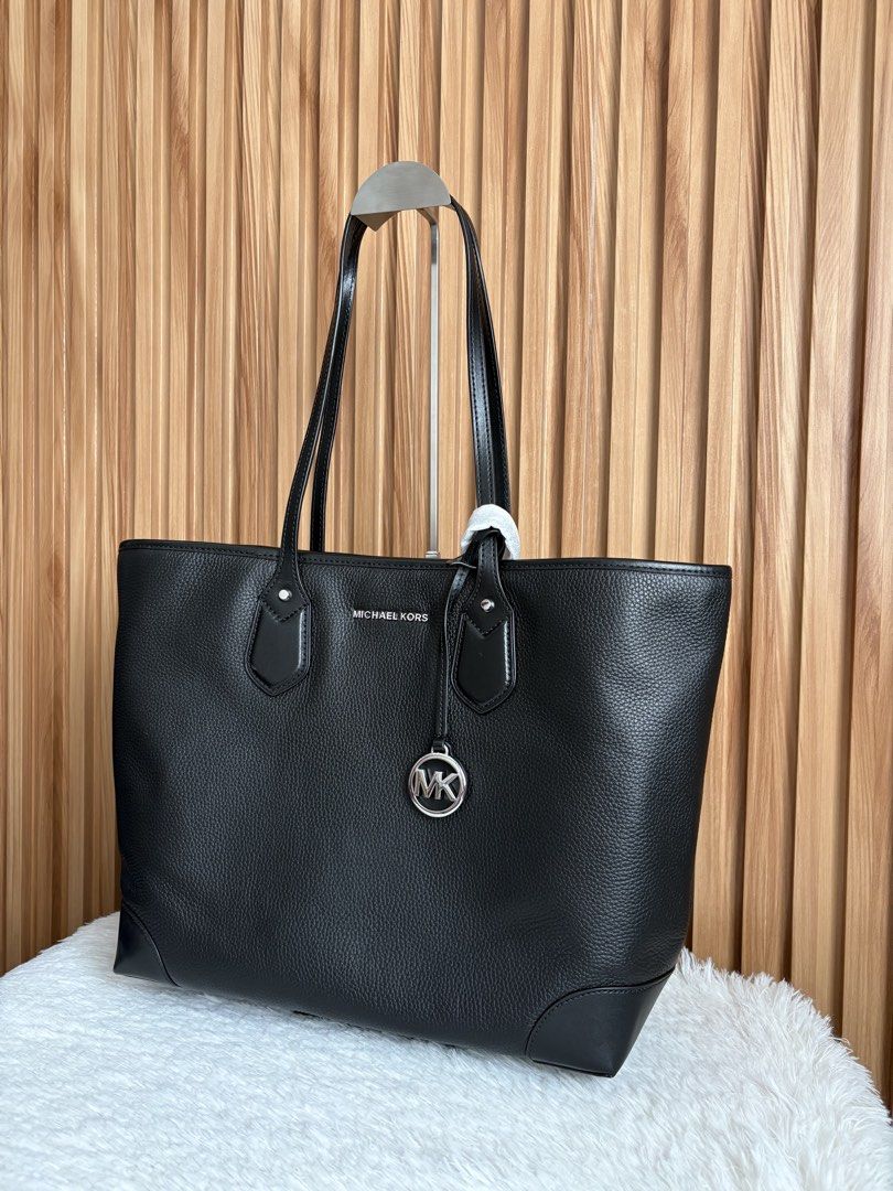 MICHAEL KORS EVA TOTE WITH INSIDE WALLET IN BLACK (Category: Tote Bags) located in Imus. Submitted by dumpitlikeaqueen (Listing ID 1461143544, Image 3). Description: • With tag, care card & dust bag • Open for layaway • Instagram Shop: @dumpitlikeaqueen.