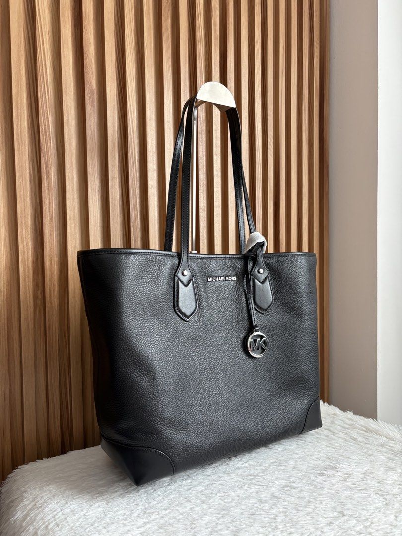 MICHAEL KORS EVA TOTE WITH INSIDE WALLET IN BLACK (Category: Tote Bags) located in Imus. Submitted by dumpitlikeaqueen (Listing ID 1461143544, Image 2). Description: • With tag, care card & dust bag • Open for layaway • Instagram Shop: @dumpitlikeaqueen.