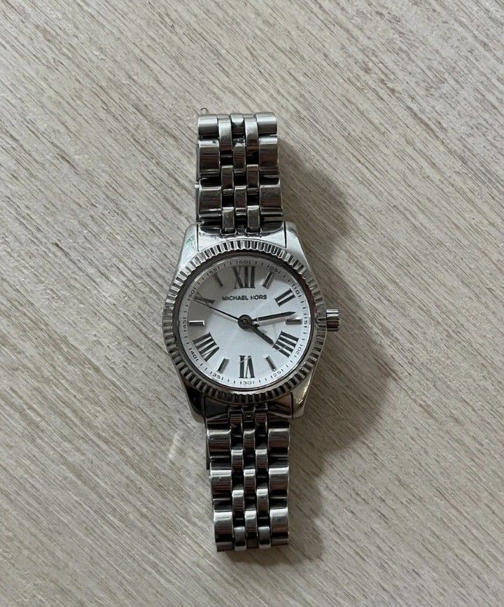 Michael Kors Mini Lexington (Category: Women's Watches) located in Pasig City. Submitted by titalana2011991 (Listing ID 1461217635, Image 1). Description: ORIGINAL BRANDNEW ACTUAL PHOTO FIXED PRICE NO MEET UP PAY AS U ORDER BOX/ PAPER BAG AND CARE CARD..