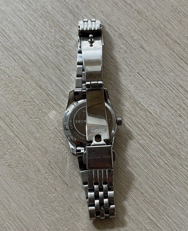 Michael Kors Mini Lexington (Category: Women's Watches) located in Pasig City. Submitted by titalana2011991 (Listing ID 1461217635, Image 2). Description: ORIGINAL BRANDNEW ACTUAL PHOTO FIXED PRICE NO MEET UP PAY AS U ORDER BOX/ PAPER BAG AND CARE CARD..
