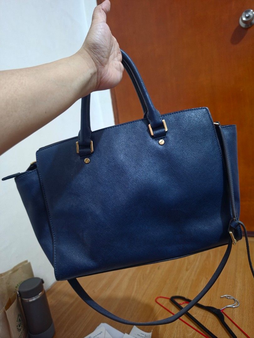 Michael Kors Navy Blue Leather Tote Bag (Category: Tote Bags) located in Taytay. Submitted by camsyron (Listing ID 1461147106, Image 2). Description: - Authentic Navy Blue Michael Kors Tote Bag - Genuine Saffiano Leather - Elegant Gold Hardware Details - Versatile: Top Handles & Detachable Shoulder Strap - Spacious Interior for Essentials - Impeccably Clean Inside and Out - Ideal for Work, School, or Everyday Carry.