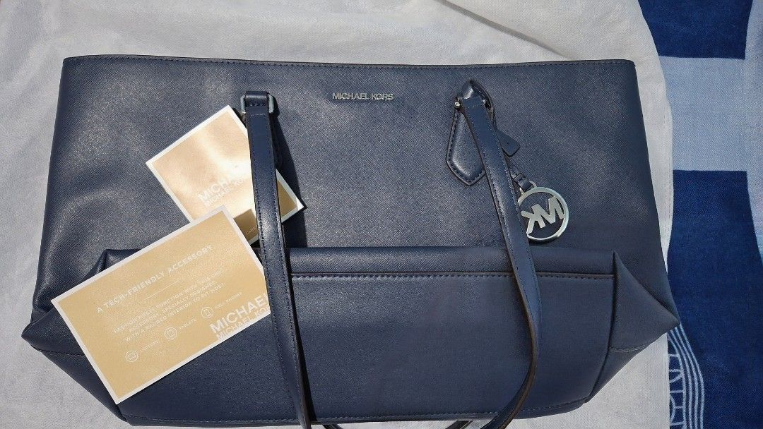 Leather Tote Bag (Category: Tote Bags) located in Imus. Submitted by kler27 (Listing ID 1461180617, Image 2). Description: Michael Kors leather tote bag Looks new. Never nagamit, nakatabi lang. Can provide more pics if gusto and check to sawa..