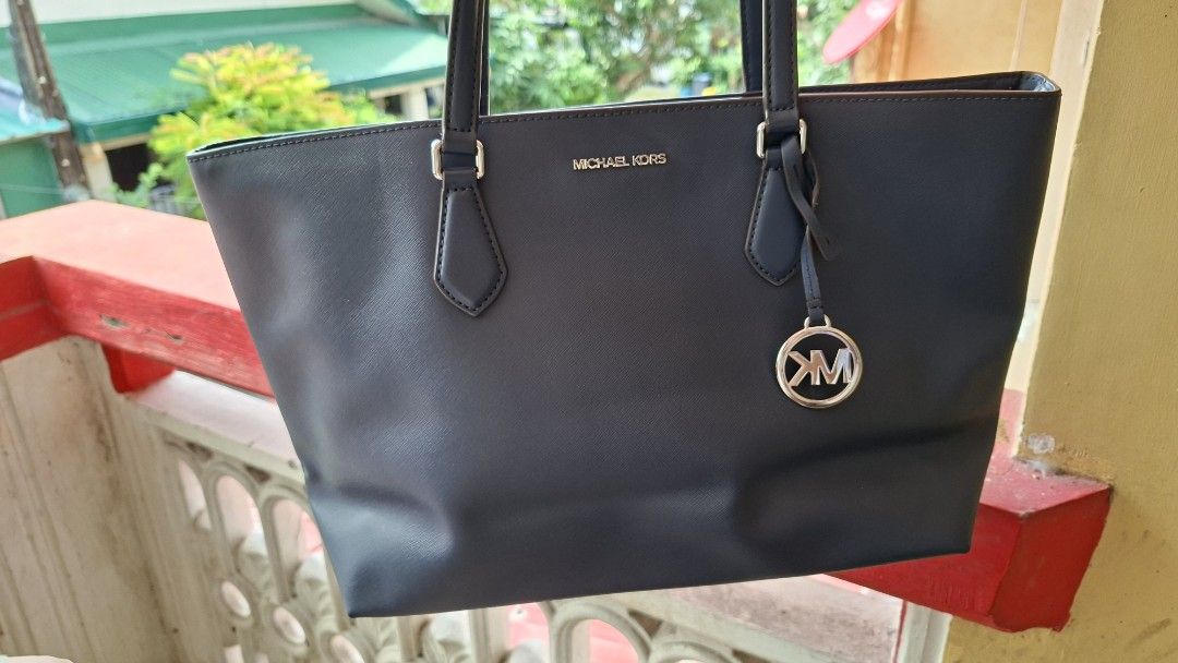 Leather Tote Bag (Category: Tote Bags) located in Imus. Submitted by kler27 (Listing ID 1461180617, Image 1). Description: Michael Kors leather tote bag Looks new. Never nagamit, nakatabi lang. Can provide more pics if gusto and check to sawa..