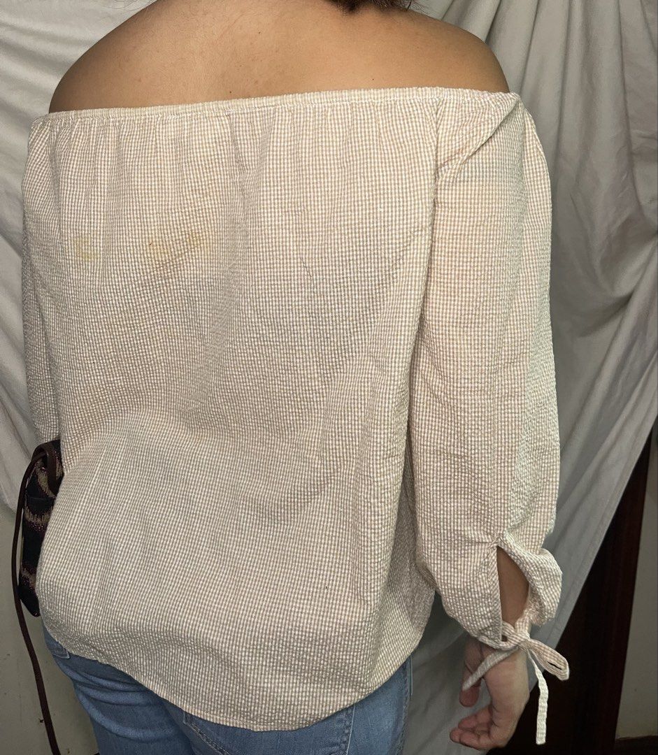 Michael Kors off shoulders (Category: Shirts) located in Manila. Submitted by cocodudut (Listing ID 1461168162, Image 3). Description: Medium to Largesize Little stain at the back, i think it can be removed Bag and pants are also for sale.