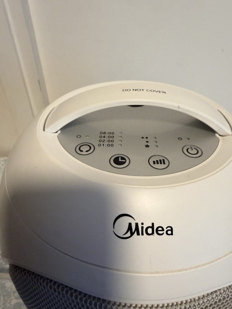 Midea 美的 PTC 陶瓷暖風機｜可定時｜手提小型暖爐 （分類：冷氣機及暖風機）位於 Hong Kong。 由 amelia_pig 提交（商品編號 1461277357，圖片 3）。簡介： 物品狀態：二手，功能全部正常，有使用痕跡，實物如圖 🔌插頭：香港三脚13A插頭，直接插牆就用，唔需要轉插 ✨功能： ✅PTC陶瓷發熱，升溫快 ✅有定時功能：1‑8小時可揀 ✅冷風 / 低熱 / 高熱 三檔調節 ✅手提設計，搬動方便，擺睡房、書房都岩 ✅自動斷電安全保護 💡備註：機身有正常使用嘅少許花痕，全部按相睇，測試過所有制同出風完全正常。 ⚠️溫馨提示：使用時唔好遮擋出風口。。