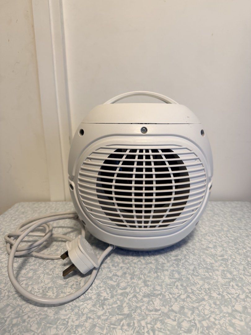 Midea 美的 PTC 陶瓷暖風機｜可定時｜手提小型暖爐 （分類：冷氣機及暖風機）位於 Hong Kong。 由 amelia_pig 提交（商品編號 1461277357，圖片 2）。簡介： 物品狀態：二手，功能全部正常，有使用痕跡，實物如圖 🔌插頭：香港三脚13A插頭，直接插牆就用，唔需要轉插 ✨功能： ✅PTC陶瓷發熱，升溫快 ✅有定時功能：1‑8小時可揀 ✅冷風 / 低熱 / 高熱 三檔調節 ✅手提設計，搬動方便，擺睡房、書房都岩 ✅自動斷電安全保護 💡備註：機身有正常使用嘅少許花痕，全部按相睇，測試過所有制同出風完全正常。 ⚠️溫馨提示：使用時唔好遮擋出風口。。