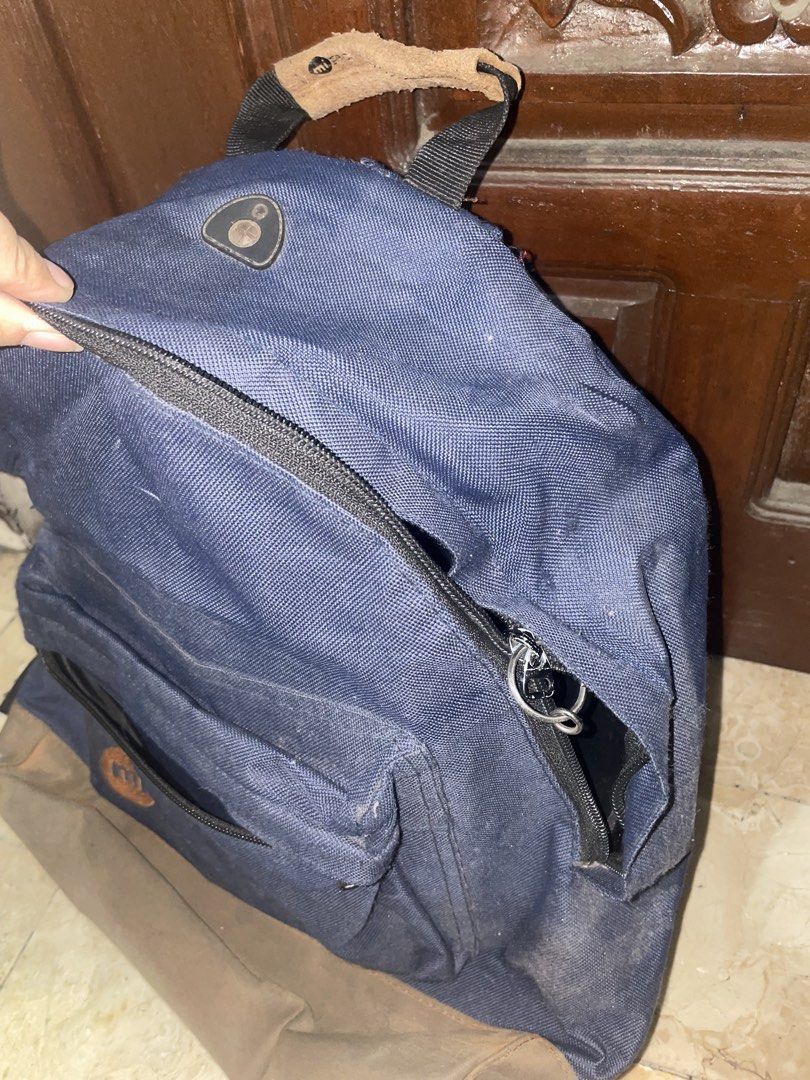 Mi-Pac Backpack Classic Navy Blue (Category: Luxury Bags & Wallets) located in Manila. Submitted by thriftgod67 (Listing ID 1461223353, Image 2). Description: Issues seen on the photos Needs cleaning, broken zipper, signs of usage Loc: Pasig Santolan .