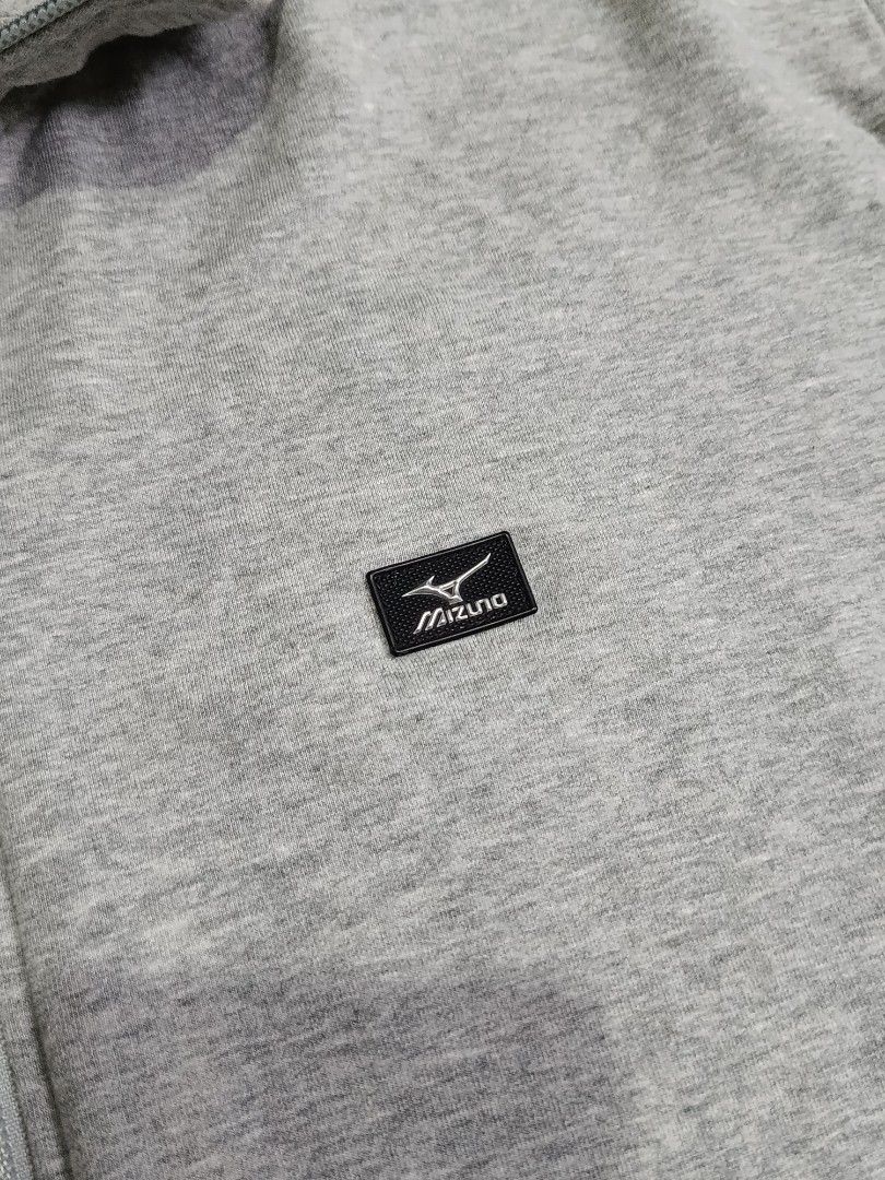 MIZUNO SPORTS TRACK JACKET (freeshipping) (Category: Activewear) located in Quezon City. Submitted by gyl-stop (Listing ID 1461139989, Image 2). Description: free shipping stretchable material 23.5 x 31 excellent condi cr: 9.8/10 issue: need wash maliit lang na yellow stain sa last pic.