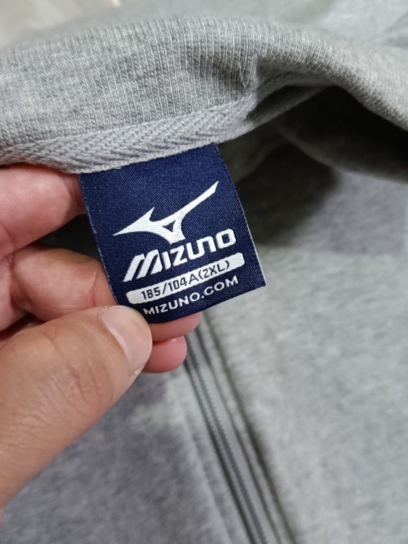 MIZUNO SPORTS TRACK JACKET (freeshipping) (Category: Activewear) located in Quezon City. Submitted by gyl-stop (Listing ID 1461139989, Image 3). Description: free shipping stretchable material 23.5 x 31 excellent condi cr: 9.8/10 issue: need wash maliit lang na yellow stain sa last pic.
