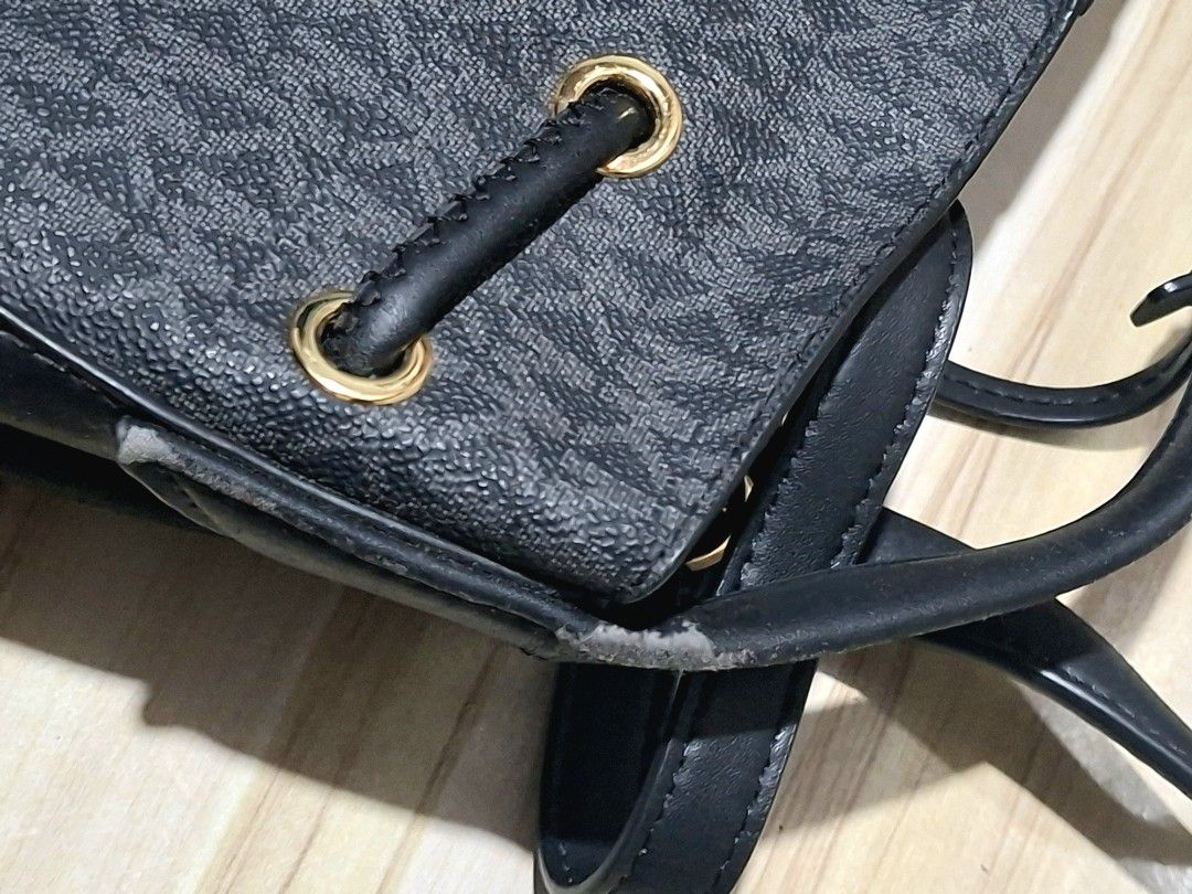 MK Bucket Saffiano (Medium size) (Category: Purses & Pouches) located in Marikina City. Submitted by weirdocharm (Listing ID 1461221527, Image 3). Description: MK Bucket Saffiano Medium size with minimal flaws 1200 ( can lower to 1k).