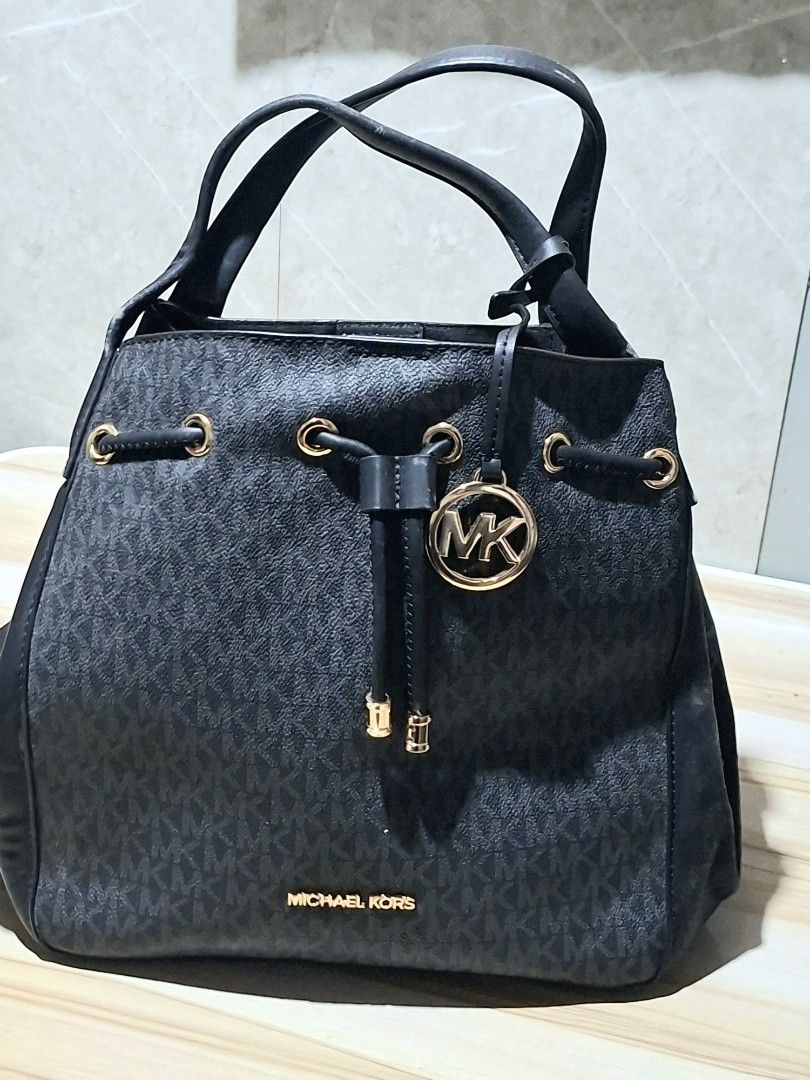MK Bucket Saffiano (Medium size) (Category: Purses & Pouches) located in Marikina City. Submitted by weirdocharm (Listing ID 1461221527, Image 1). Description: MK Bucket Saffiano Medium size with minimal flaws 1200 ( can lower to 1k).