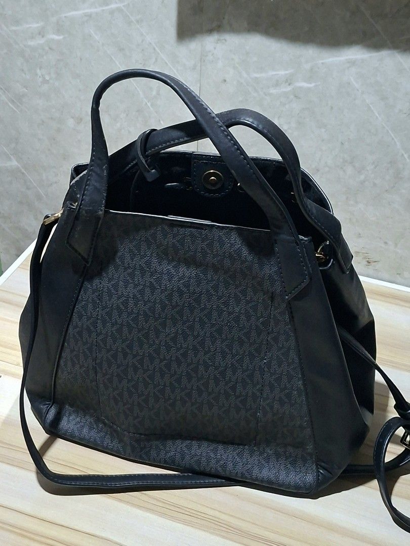 MK Bucket Saffiano (Medium size) (Category: Purses & Pouches) located in Marikina City. Submitted by weirdocharm (Listing ID 1461221527, Image 2). Description: MK Bucket Saffiano Medium size with minimal flaws 1200 ( can lower to 1k).