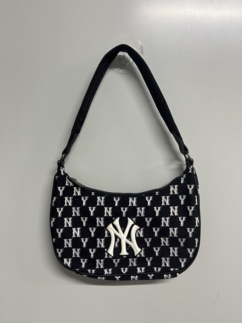Authentic MLB New York Yankees Shoulder Bag (Category: Shoulder Bags) located in Valencia. Submitted by shopstnd (Listing ID 1461205868, Image 1). Description: MLB New York Yankees Shoulder Bag Condition: Like New Color: Black / White • All-over NY Yankees monogram design • Large embroidered Yankees logo • Adjustable shoulder strap • Zip-top closure • Interior zip pocket • Clean and well-kept condition 📸 Actual photos posted — not edited or enha