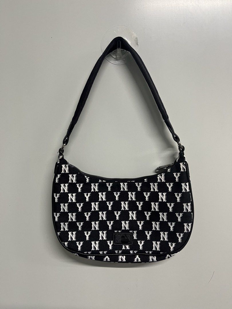 Authentic MLB New York Yankees Shoulder Bag (Category: Shoulder Bags) located in Valencia. Submitted by shopstnd (Listing ID 1461205868, Image 2). Description: MLB New York Yankees Shoulder Bag Condition: Like New Color: Black / White • All-over NY Yankees monogram design • Large embroidered Yankees logo • Adjustable shoulder strap • Zip-top closure • Interior zip pocket • Clean and well-kept condition 📸 Actual photos posted — not edited or enha