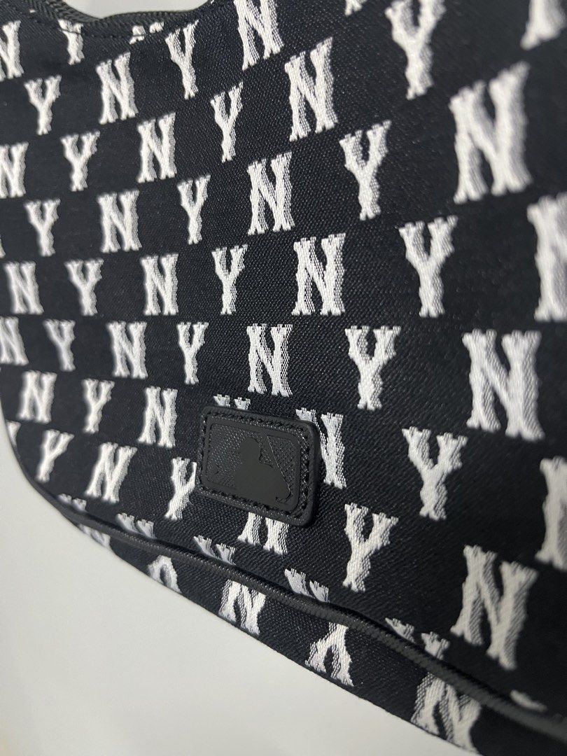 Authentic MLB New York Yankees Shoulder Bag (Category: Shoulder Bags) located in Valencia. Submitted by shopstnd (Listing ID 1461205868, Image 3). Description: MLB New York Yankees Shoulder Bag Condition: Like New Color: Black / White • All-over NY Yankees monogram design • Large embroidered Yankees logo • Adjustable shoulder strap • Zip-top closure • Interior zip pocket • Clean and well-kept condition 📸 Actual photos posted — not edited or enha