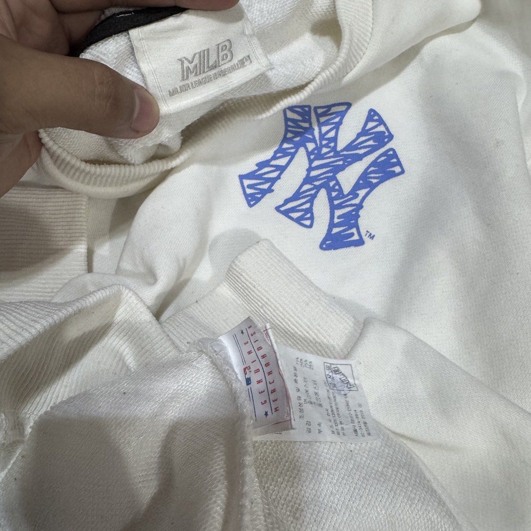 MLB NY YANKEES PULLOVER (Category: Coats, Jackets and Outerwear) located in Pasig City. Submitted by buzzthrifty (Listing ID 1461226903, Image 3). Description: SIZE M-L 22x27 EXCELLENT CONDITION .