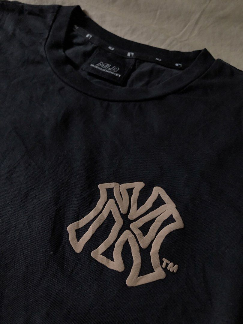 MLB NY Yankees shirt w/ back hit (Category: Formal Shirts) located in Muntinlupa City. Submitted by josh_fitsnfinds (Listing ID 1461165539, Image 3). Description: no issue, no cracked prints, M on tag .