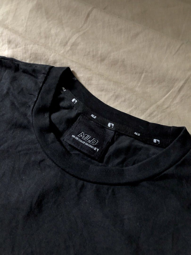 MLB NY Yankees shirt w/ back hit (Category: Formal Shirts) located in Muntinlupa City. Submitted by josh_fitsnfinds (Listing ID 1461165539, Image 2). Description: no issue, no cracked prints, M on tag .