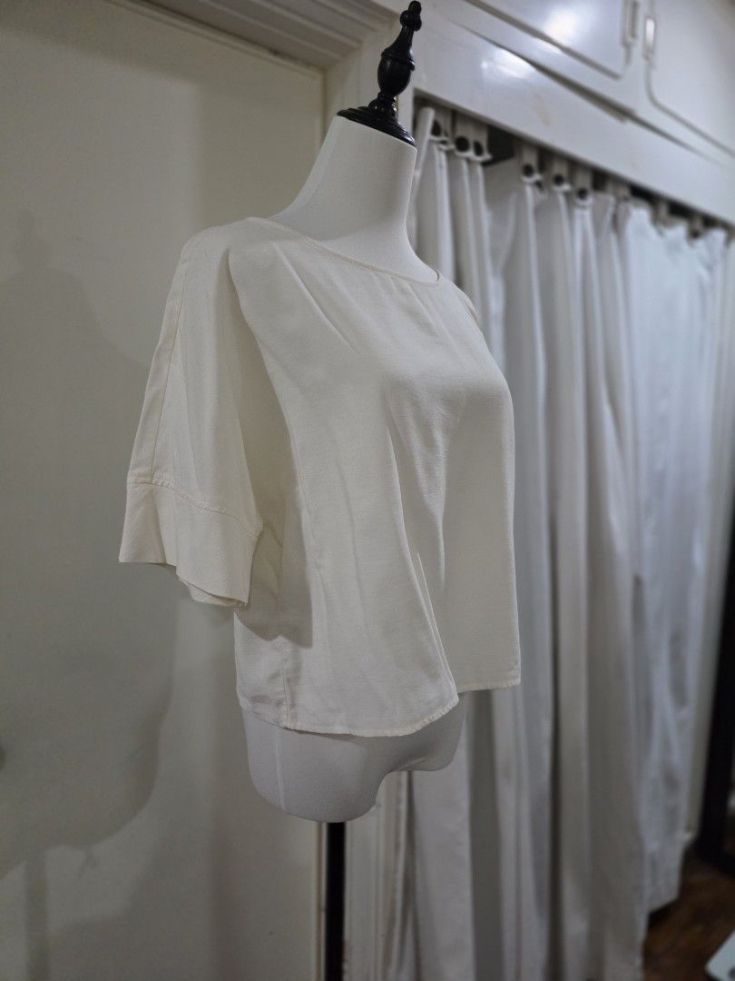 MNG Casual White Button Back Top Size M (Category: Blouses) located in Quezon City. Submitted by sec0nd.st0ry (Listing ID 1461236344, Image 2). Description: - White MNG casual top - Size: Medium - Short sleeves with clean hem - Single button closure at the back - Made in Vietnam.