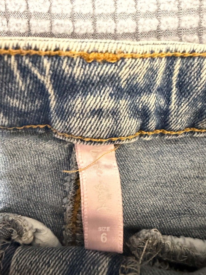 Moose Girl Denim Skort Size 6 (Category: Babies & Kids Fashion) located in Manila. Submitted by enticexx (Listing ID 1461137448, Image 3). Description: Size: 6.
