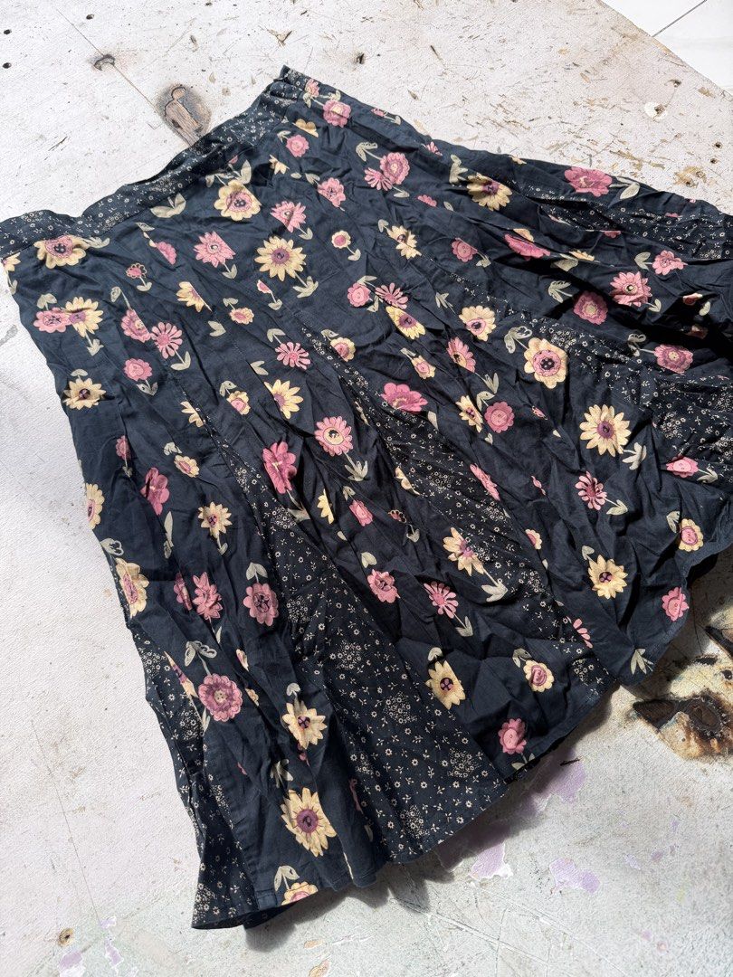 Moschino cheapandchic (Category: Skirts) located in Quezon City. Submitted by macleen17 (Listing ID 1461256703, Image 2). Description: Moschino cheapandchic Size US 10 Excellent Condition Floral design.