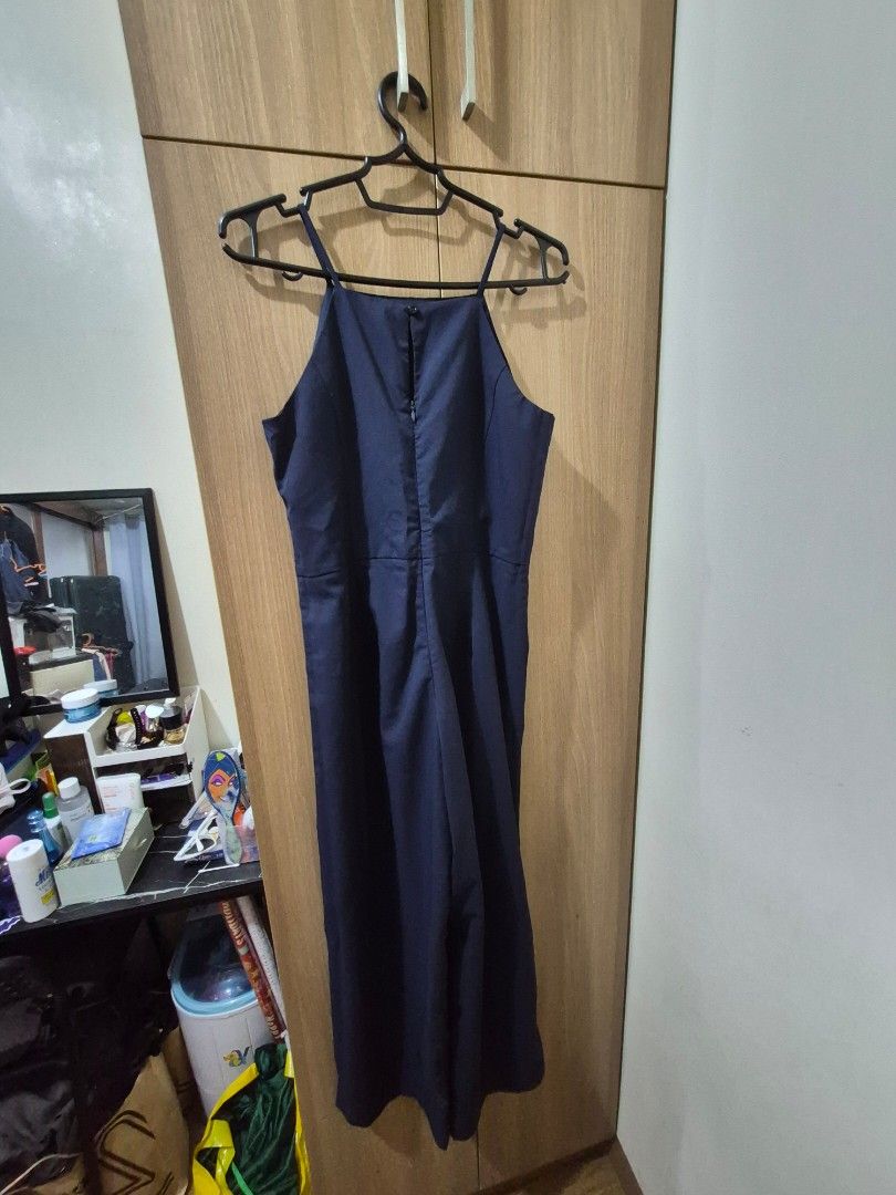 Mossimo Navy Blue Sleeveless Jumpsuit Size M (Category: Jumpsuits) located in Mandaluyong City. Submitted by cldnmoris (Listing ID 1461277529, Image 2). Description: - Navy blue sleeveless jumpsuit - Brand: Mossimo - Size: Medium (M) - Closure: Zipper at the back - Style: Suitable for both casual and dressy occasions - Features: Comfortable and stylish.