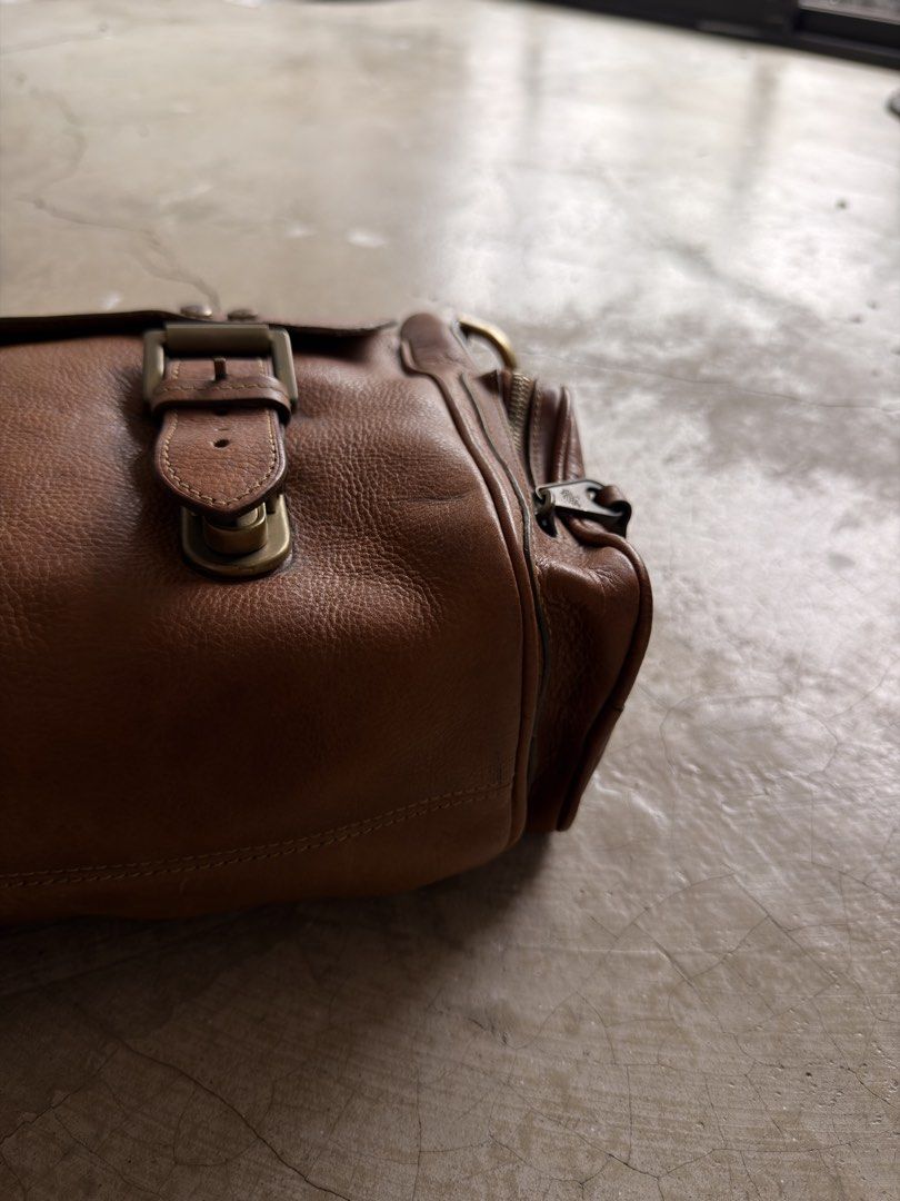 Mulberry leather Messenger bag (Category: Sling Bags) located in Alfonso. Submitted by jbcamet (Listing ID 1461283772, Image 3). Description: - Classic brown mulberry leather messenger bag - Durable canvas strap - Stylish brass hardware - Multiple pockets and compartments for organization - Ideal for everyday use or travel - Shows some signs of wear, enhancing its vintage charm - Plenty of life left, ready for new adventures.
