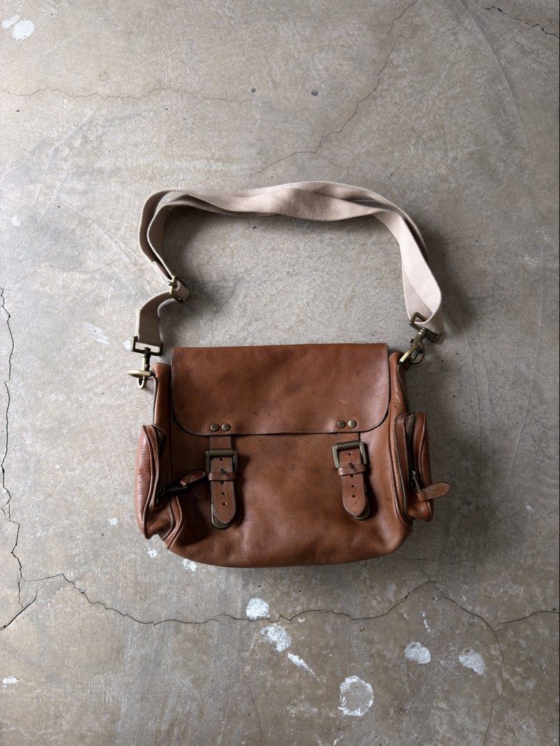 Mulberry leather Messenger bag (Category: Sling Bags) located in Alfonso. Submitted by jbcamet (Listing ID 1461283772, Image 1). Description: - Classic brown mulberry leather messenger bag - Durable canvas strap - Stylish brass hardware - Multiple pockets and compartments for organization - Ideal for everyday use or travel - Shows some signs of wear, enhancing its vintage charm - Plenty of life left, ready for new adventures.