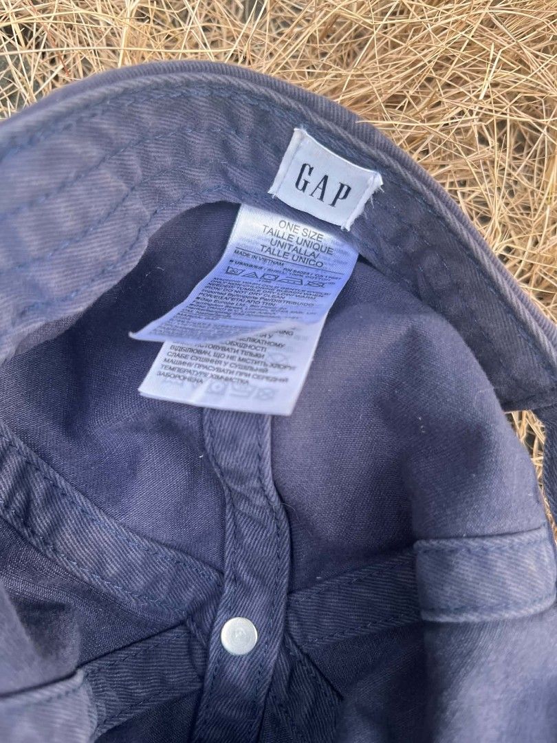 Navy Blue Gap Cap (Category: Caps & Hats) located in Roxas City. Submitted by gothriftaholic (Listing ID 1461301655, Image 2). Description: Loc: Roxas, Capiz ( VISAYAS ) Good condition, have a minimal issue color rate 9/10 DM me.