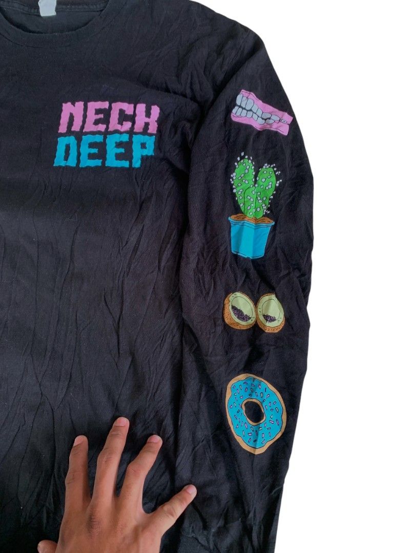 Neck Deep - In bloom Banquet Records (Category: Tshirts & Polo Shirts ) located in Maasin. Submitted by bonitofer (Listing ID 1461280335, Image 3). Description: Neck Deep - In bloom Banquet Records size Medium on a Tultex tag width 20 length 28 nearly new condition 9.8/10 color rate 1000 plus shipping fee.