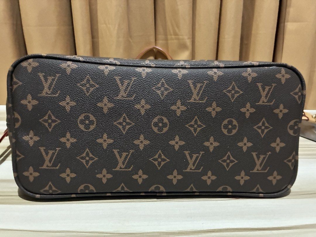 Neverfull (Category: Luxury Bags & Wallets) located in Manila. Submitted by finders_keepers651 (Listing ID 1461222438, Image 3). Description: With minimal issueb.