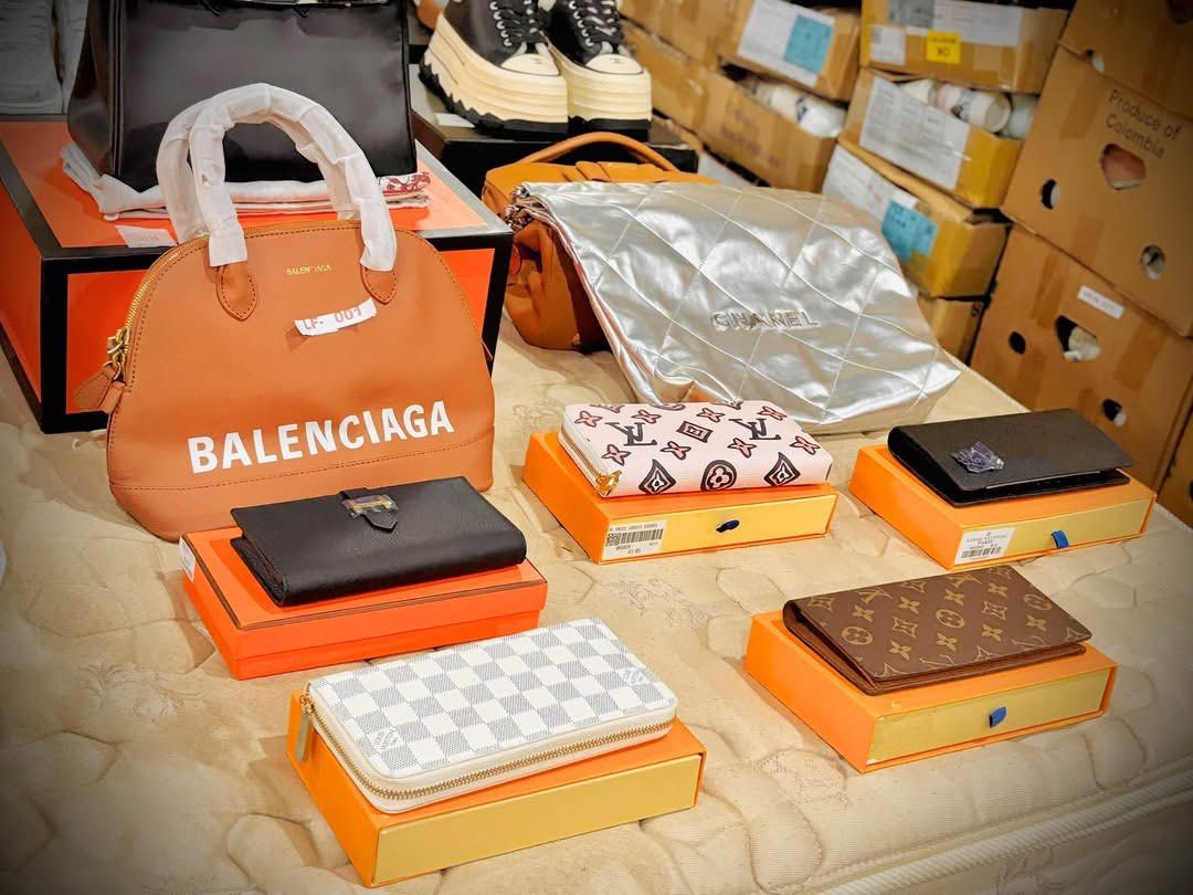 NEW ARRIVAL (Category: Luxury Bags & Wallets) located in Manila. Submitted by starbalesukandjapansurplus (Listing ID 1461323974, Image 2). Description: - Authentic Orange Balenciaga Handbag - Genuine Leather Material - Features a versatile top handle and a detachable shoulder strap - Comes with its original dust bag - Ideal for everyday style and practicality.