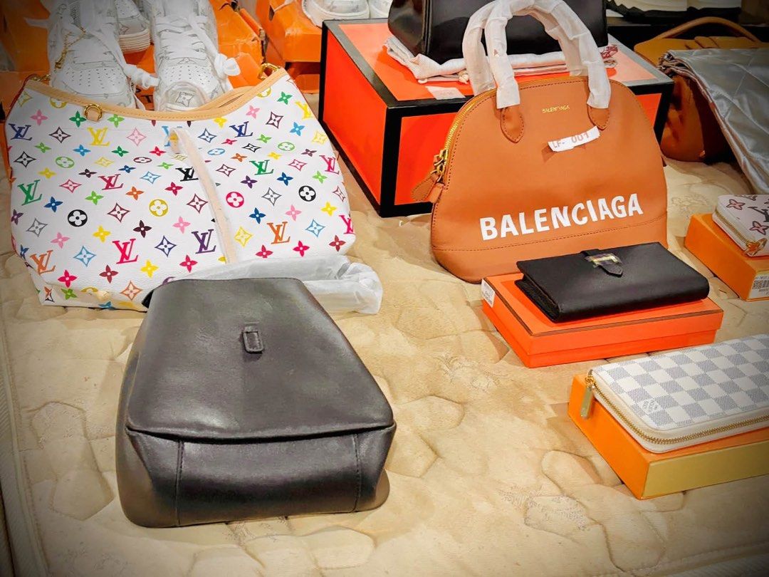 NEW ARRIVAL (Category: Luxury Bags & Wallets) located in Manila. Submitted by starbalesukandjapansurplus (Listing ID 1461323974, Image 3). Description: - Authentic Orange Balenciaga Handbag - Genuine Leather Material - Features a versatile top handle and a detachable shoulder strap - Comes with its original dust bag - Ideal for everyday style and practicality.