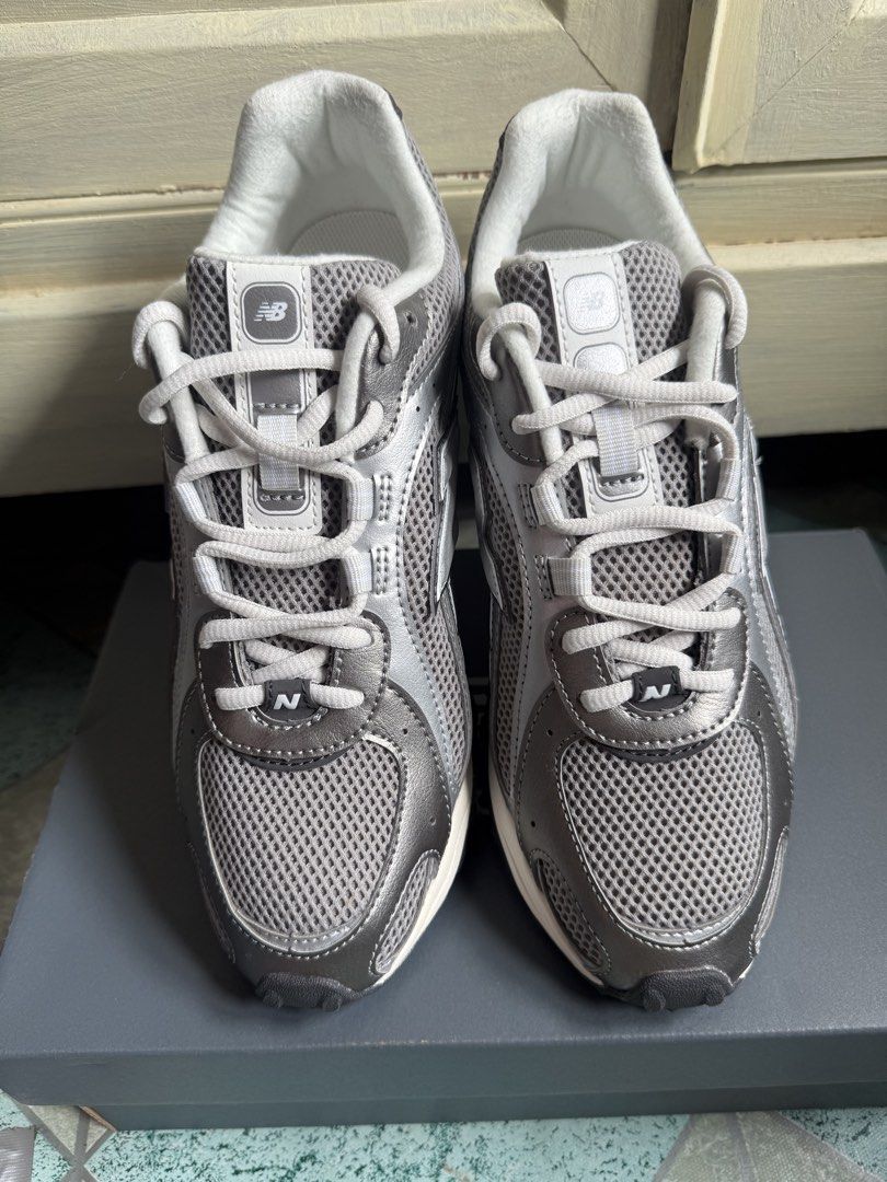 New Balance 204L (Category: Casual Shoes) located in Bacoor. Submitted by jayps07 (Listing ID 1461250581, Image 2). Description: - Brand: New Balance - Model: 204L - Color: Silver Gray - Upper Material: Mesh and Synthetic - Closure: Lace-up - Features: Padded collar and tongue - Outsole: Rubber - Includes: Original box - Ideal for: Running and everyday wear.