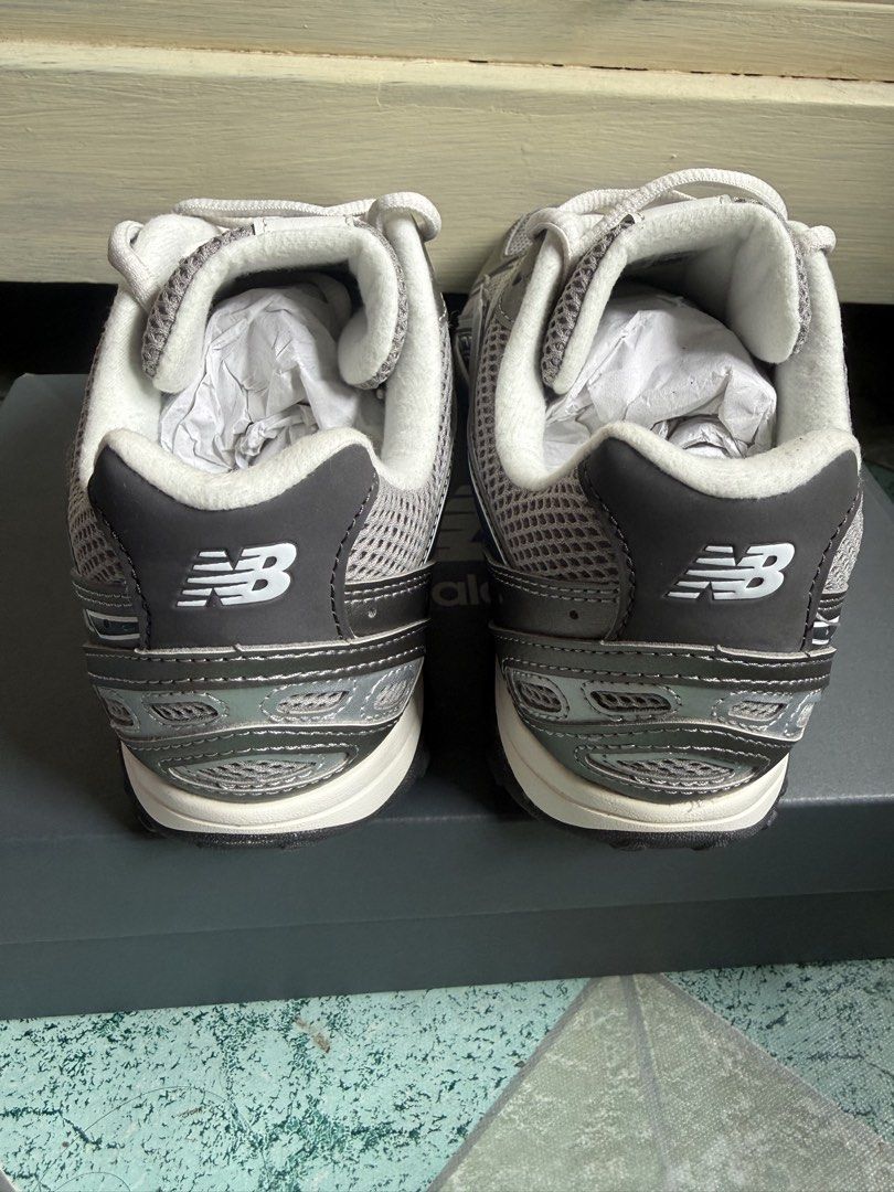 New Balance 204L (Category: Casual Shoes) located in Bacoor. Submitted by jayps07 (Listing ID 1461250581, Image 3). Description: - Brand: New Balance - Model: 204L - Color: Silver Gray - Upper Material: Mesh and Synthetic - Closure: Lace-up - Features: Padded collar and tongue - Outsole: Rubber - Includes: Original box - Ideal for: Running and everyday wear.