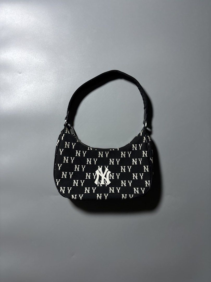 New york shoulder bag (Category: Shoulder Bags) located in Manila. Submitted by austinace04 (Listing ID 1461238274, Image 1). Description: - excellent condition - 10/10 color rate - no issue.