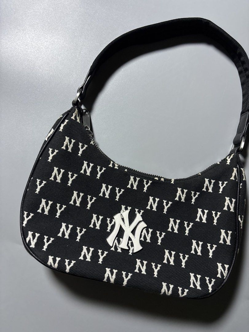 New york shoulder bag (Category: Shoulder Bags) located in Manila. Submitted by austinace04 (Listing ID 1461238274, Image 2). Description: - excellent condition - 10/10 color rate - no issue.
