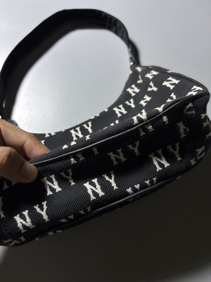 New york shoulder bag (Category: Shoulder Bags) located in Manila. Submitted by austinace04 (Listing ID 1461238274, Image 3). Description: - excellent condition - 10/10 color rate - no issue.