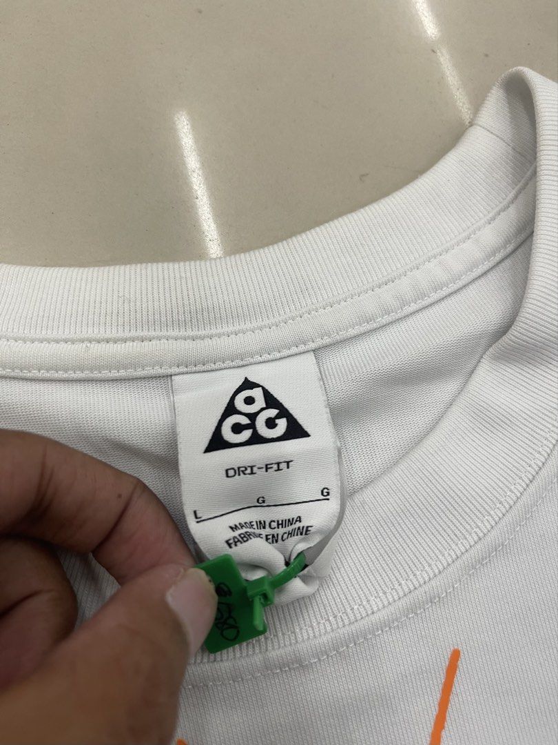 NIKE ACG LEYLINE GRAPHIC TEE (Category: Tshirts & Polo Shirts ) located in Manila. Submitted by 5kcollectiveph (Listing ID 1461238648, Image 2). Description: NIKE ACG LEYLINE GRAPHIC TEE -Large -Width: 22.5 -Length: 28 -Like new / brand new condi.
