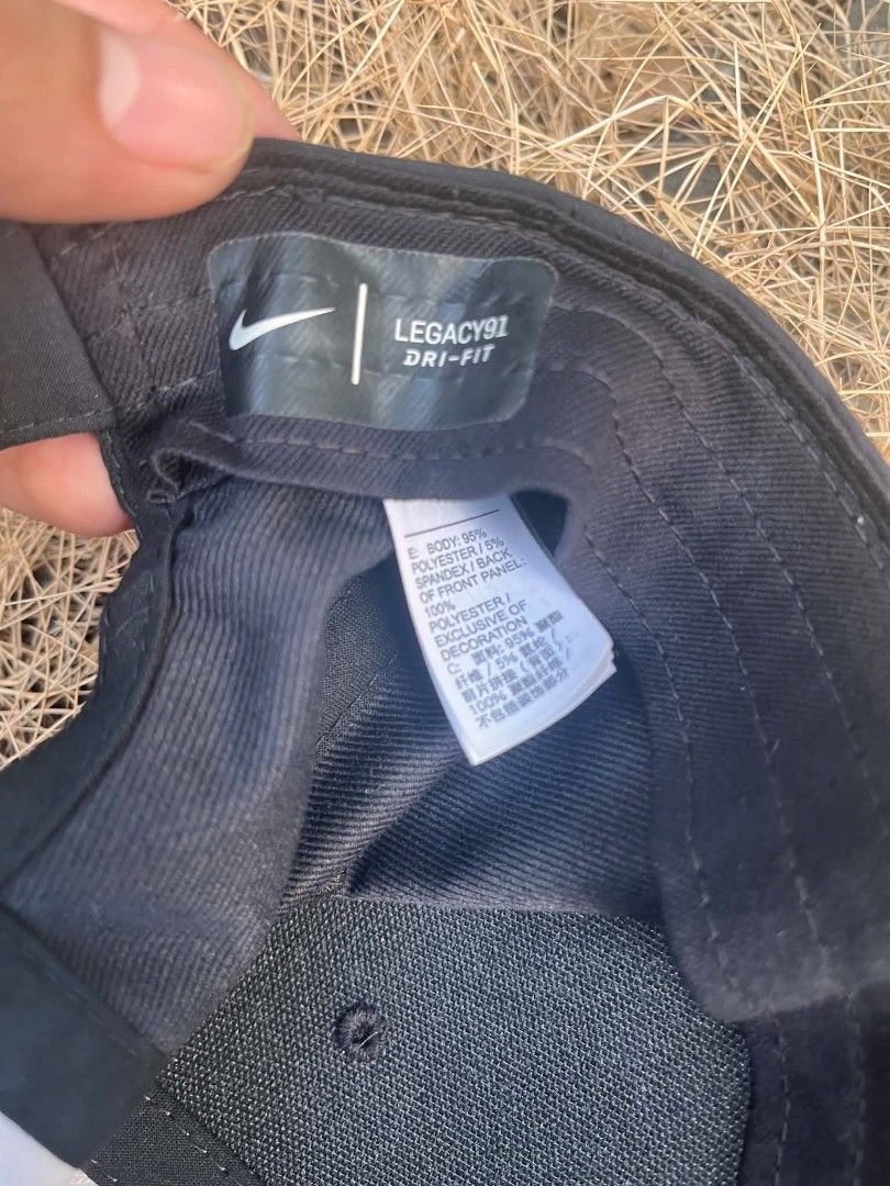 Nike AeroBill baseball cap (Category: Caps & Hats) located in Roxas City. Submitted by gothriftaholic (Listing ID 1461300185, Image 3). Description: Loc: Roxas, Capiz ( VISAYAS ) picture may varry due to lighting Good condition Color rate 10/10 DM me.