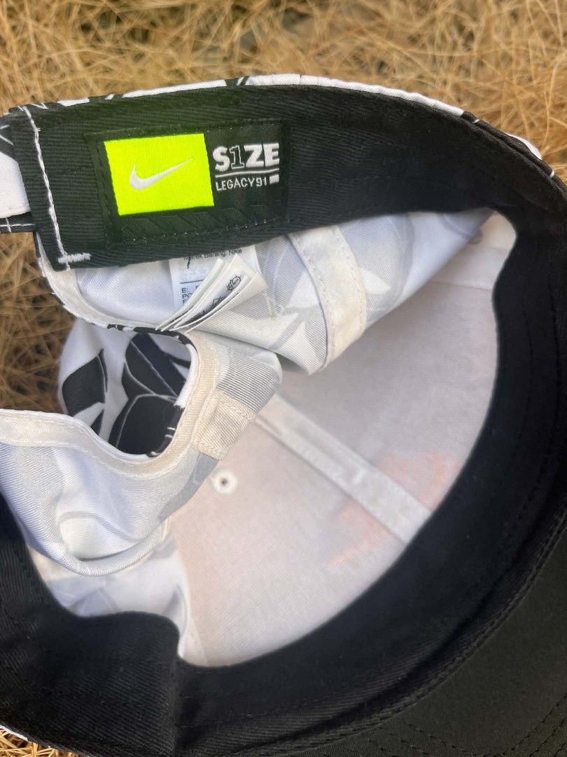 Nike AeroBill Legacy Floral Hat (Category: Caps & Hats) located in Roxas City. Submitted by gothriftaholic (Listing ID 1461300568, Image 3). Description: Loc: Roxas, Capiz ( VISAYAS ) Good condition color rate 10/10 Dm me.