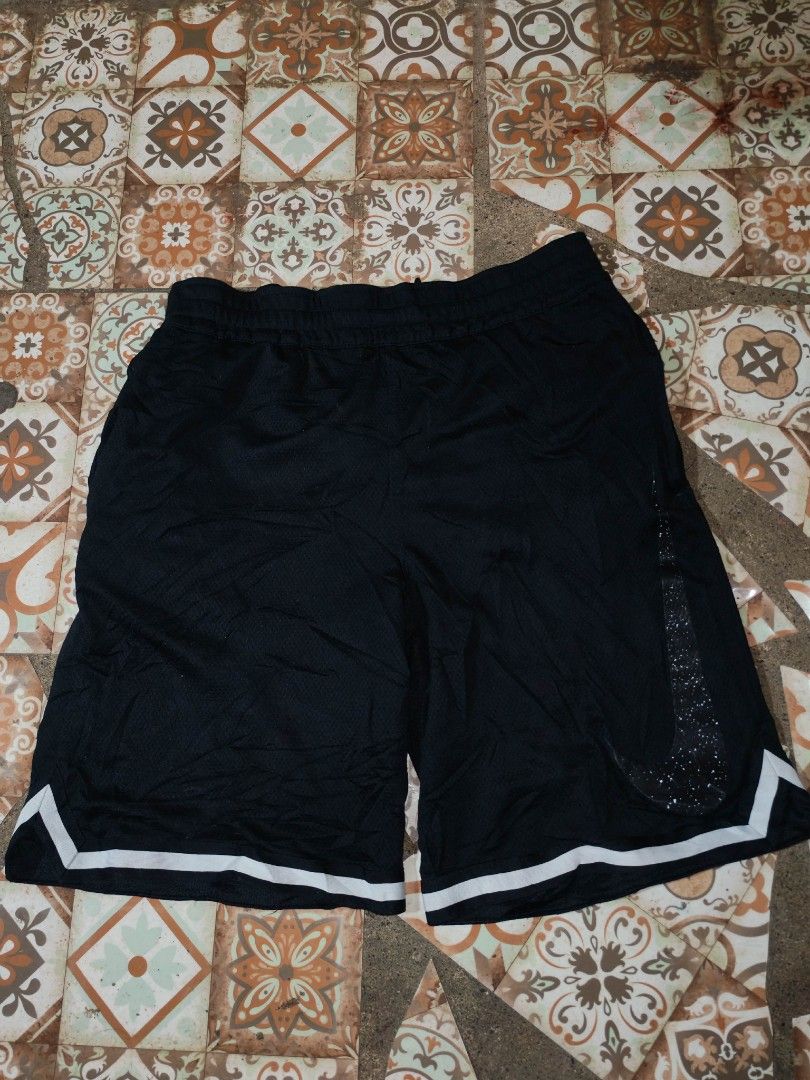 NIKE BIG SWOOSH (Category: Shorts) located in Roxas City. Submitted by roxasrelip5800 (Listing ID 1461223106, Image 1). Description: .