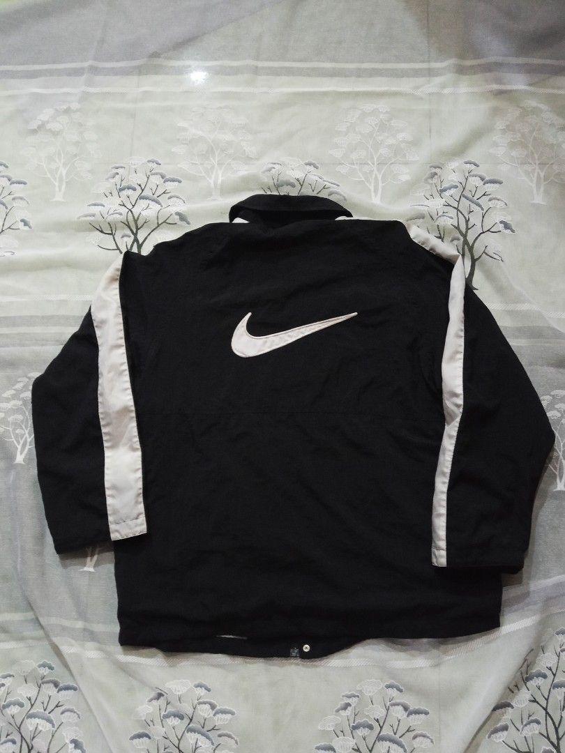 Nike Black White Track Jacket Windbreaker Size L (Category: Coats, Jackets and Outerwear) located in Lingayen. Submitted by rahzzelula73279 (Listing ID 1461287736, Image 2). Description: - Classic Nike jacket in black - White stripe details on sleeves - Large Nike swoosh logo on the back - Made in the Philippines - Size: Large (L) - Ideal for casual wear or sports activities VINTAGE DIMES WIDTH 26 LENGTH 31 .