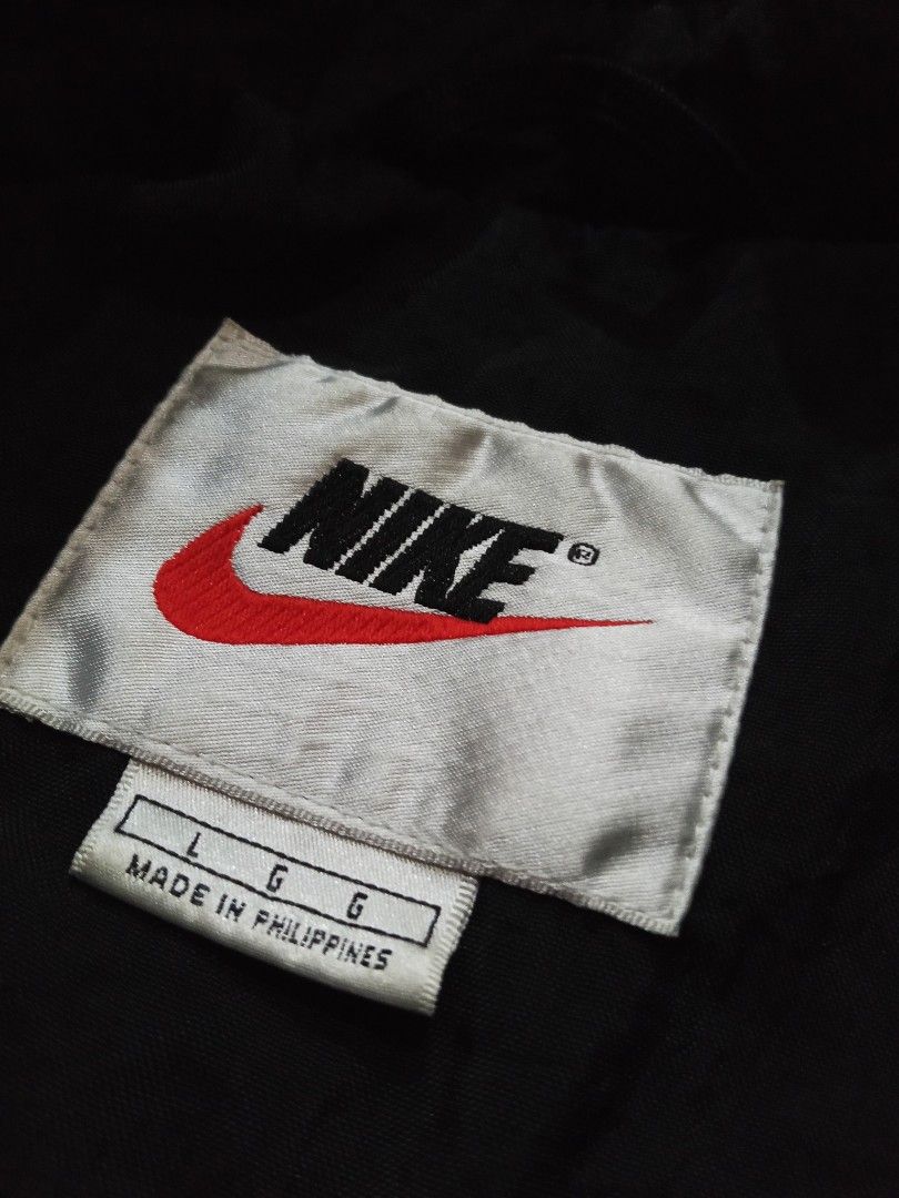 Nike Black White Track Jacket Windbreaker Size L (Category: Coats, Jackets and Outerwear) located in Lingayen. Submitted by rahzzelula73279 (Listing ID 1461287736, Image 3). Description: - Classic Nike jacket in black - White stripe details on sleeves - Large Nike swoosh logo on the back - Made in the Philippines - Size: Large (L) - Ideal for casual wear or sports activities VINTAGE DIMES WIDTH 26 LENGTH 31 .