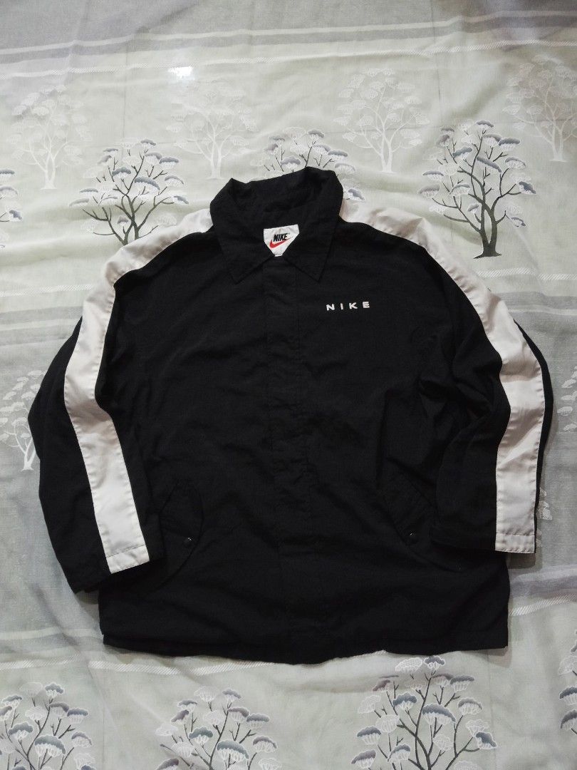 Nike Black White Track Jacket Windbreaker Size L (Category: Coats, Jackets and Outerwear) located in Lingayen. Submitted by rahzzelula73279 (Listing ID 1461287736, Image 1). Description: - Classic Nike jacket in black - White stripe details on sleeves - Large Nike swoosh logo on the back - Made in the Philippines - Size: Large (L) - Ideal for casual wear or sports activities VINTAGE DIMES WIDTH 26 LENGTH 31 .